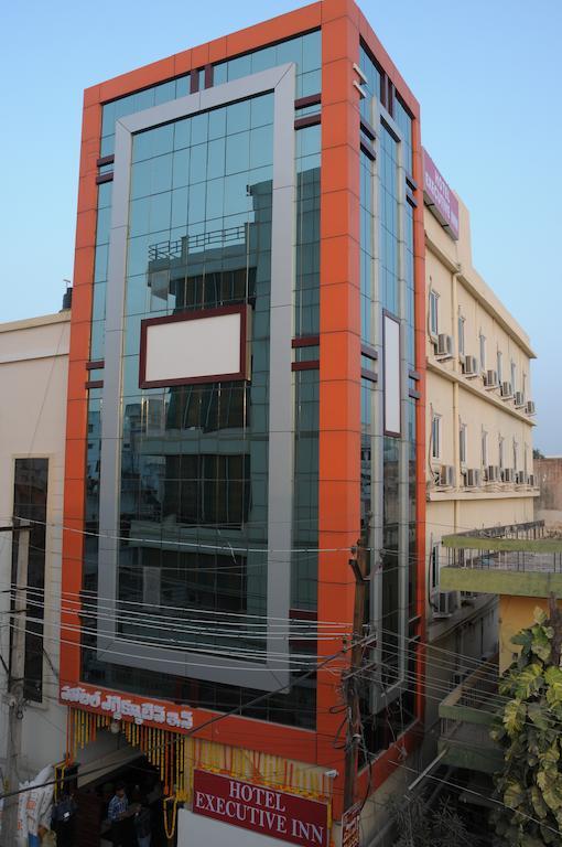 Hotel Executive Inn Vidzsajavádá Kültér fotó