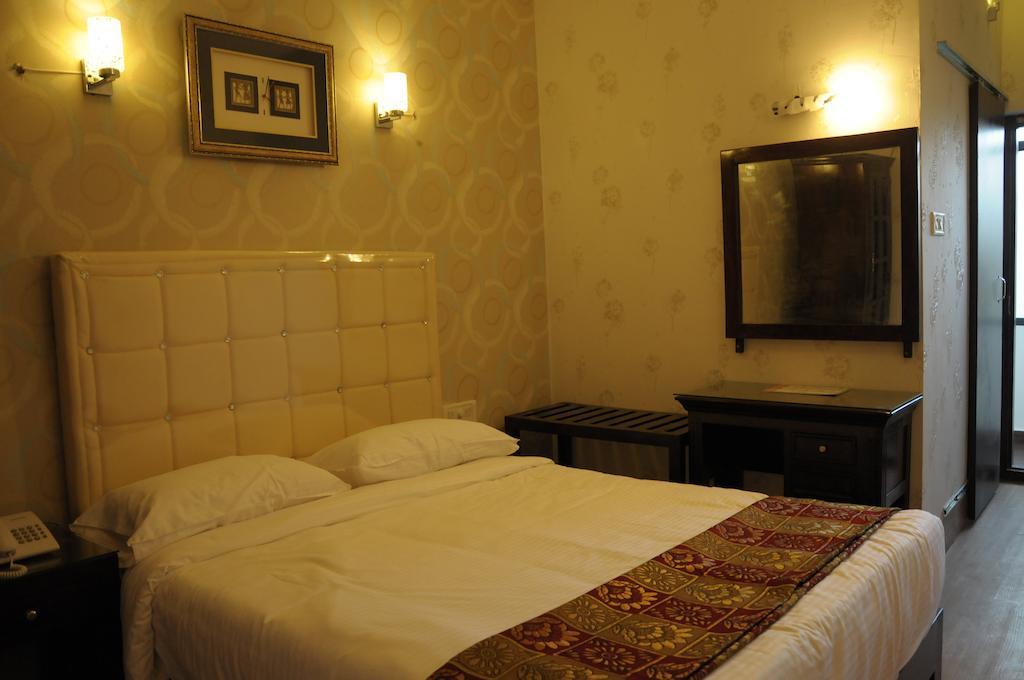 Hotel Executive Inn Vidzsajavádá Kültér fotó