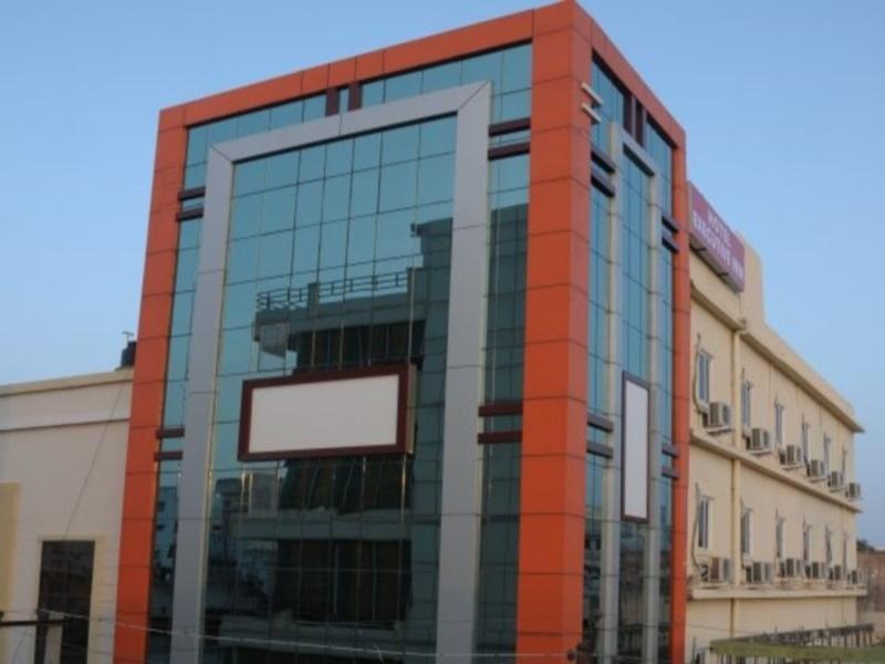 Hotel Executive Inn Vidzsajavádá Kültér fotó