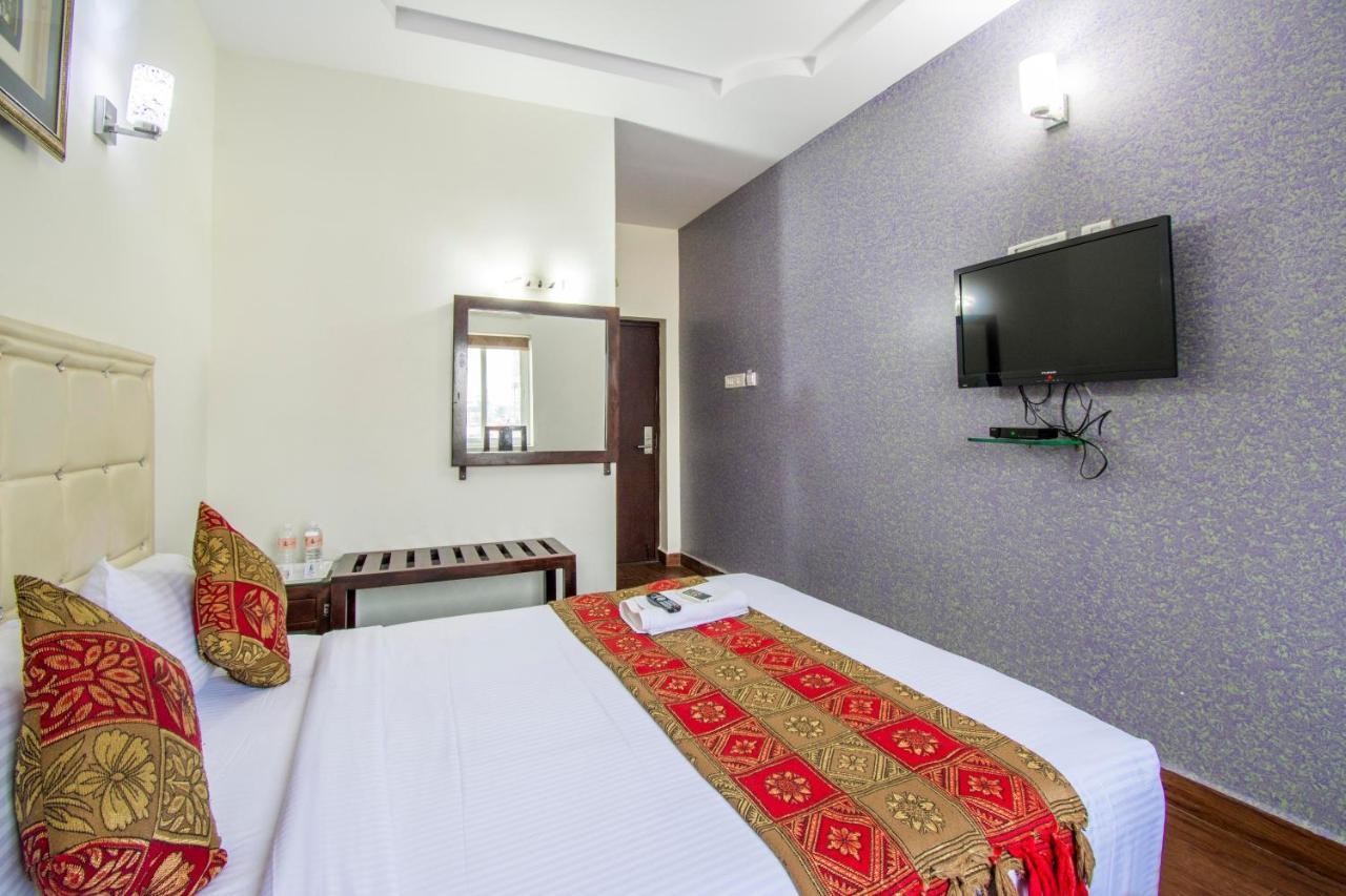 Hotel Executive Inn Vidzsajavádá Kültér fotó